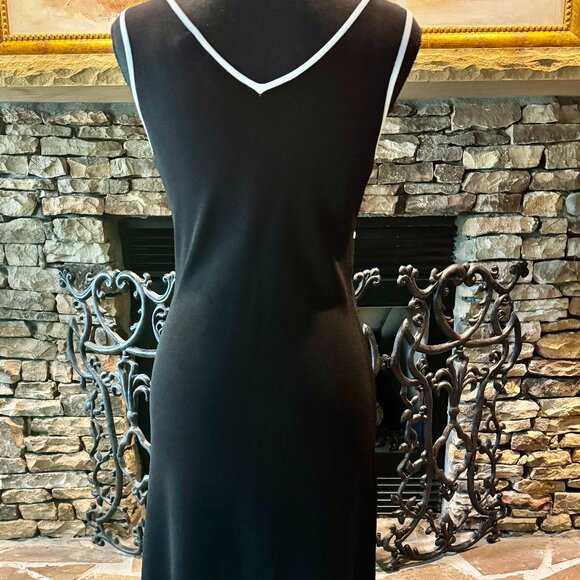 Lovely BCBG sleeveless Black tailored Dress with 2 vertical stripes, Size Small - Picture 6 of 9